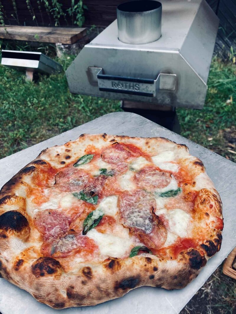 Napolitansk pizza från vedeldad pizzaugn